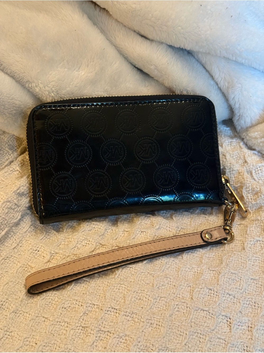 Michael Kors Black
Patent Leather and Gold
Logo Wristlet - Picture 2 of 10